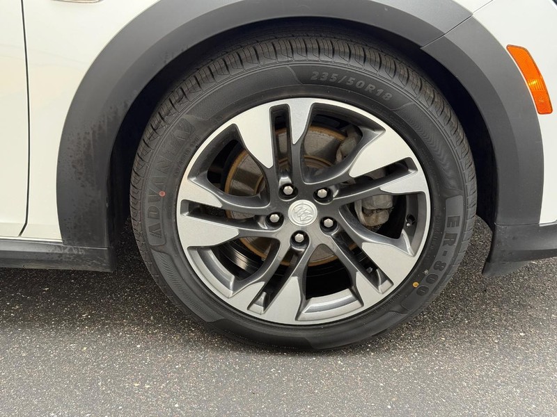 Buick Regal TourX Vehicle Full-screen Gallery Image 7