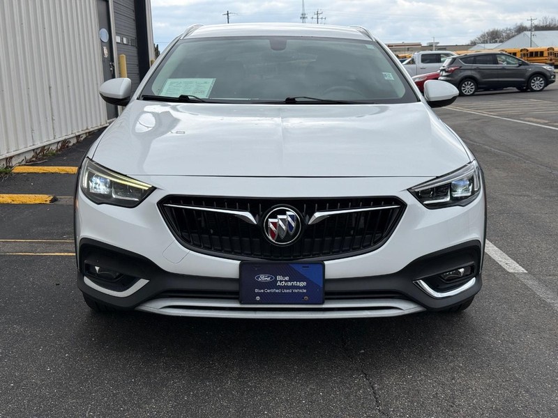 Buick Regal TourX Vehicle Full-screen Gallery Image 8