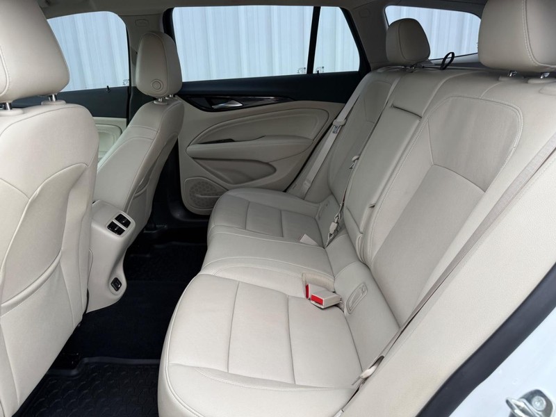 Buick Regal TourX Vehicle Full-screen Gallery Image 9