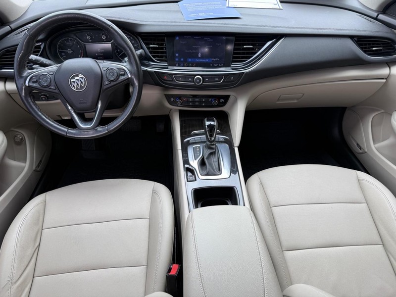 Buick Regal TourX Vehicle Full-screen Gallery Image 10