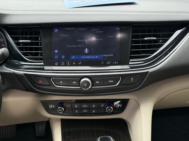 Buick Regal TourX Vehicle Full-screen Gallery Image 11