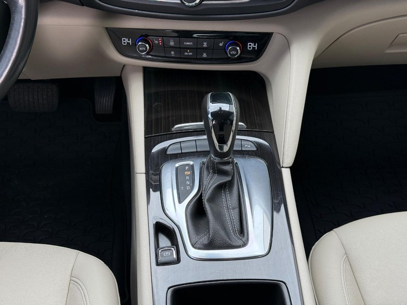 Buick Regal TourX Vehicle Full-screen Gallery Image 12