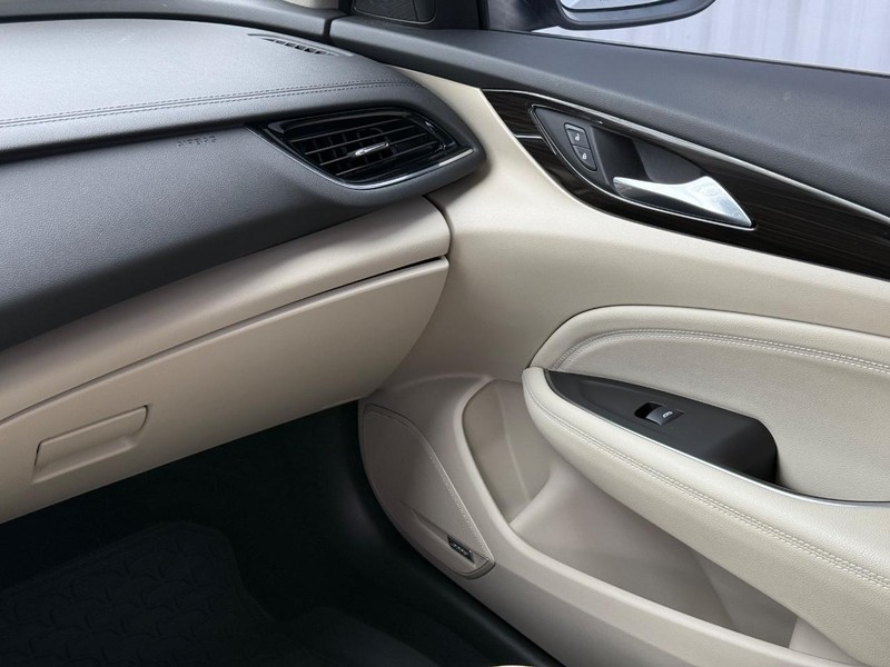 Buick Regal TourX Vehicle Full-screen Gallery Image 14