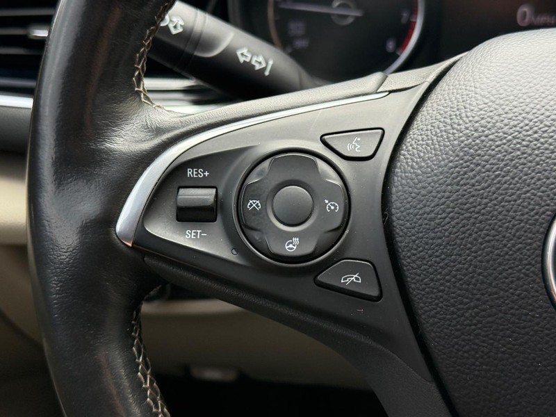 Buick Regal TourX Vehicle Full-screen Gallery Image 15
