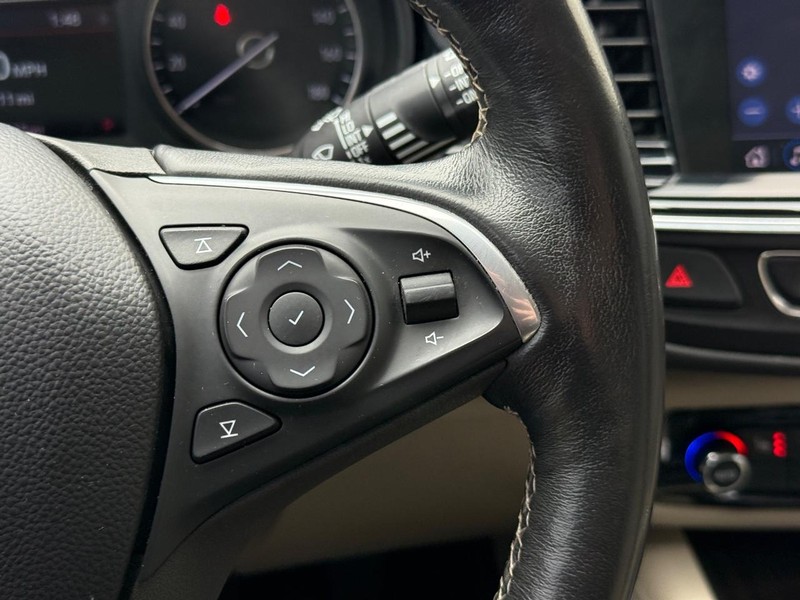 Buick Regal TourX Vehicle Full-screen Gallery Image 16