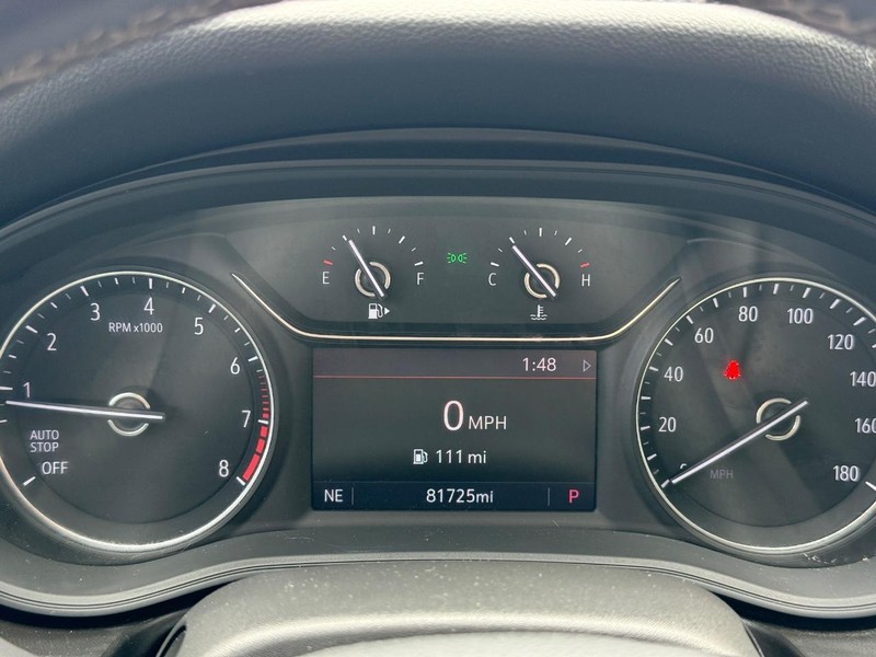 Buick Regal TourX Vehicle Full-screen Gallery Image 17