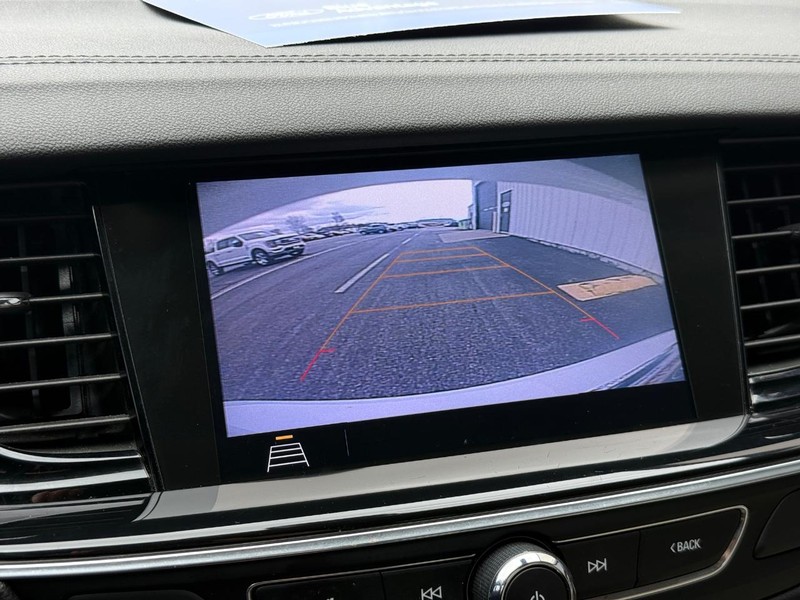Buick Regal TourX Vehicle Full-screen Gallery Image 18