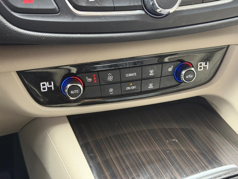Buick Regal TourX Vehicle Full-screen Gallery Image 19