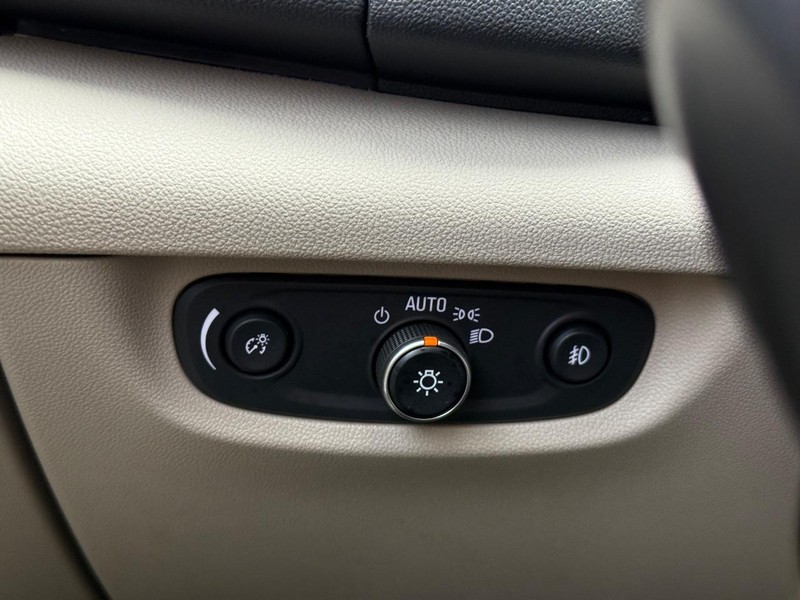 Buick Regal TourX Vehicle Full-screen Gallery Image 21