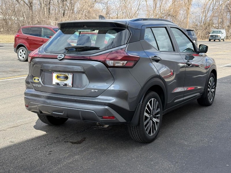 Nissan Kicks Vehicle Full-screen Gallery Image 5