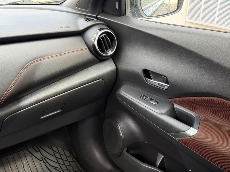 Nissan Kicks Vehicle Full-screen Gallery Image 13