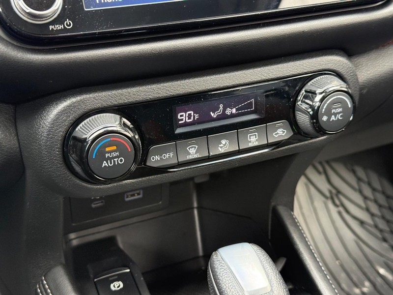 Nissan Kicks Vehicle Full-screen Gallery Image 18