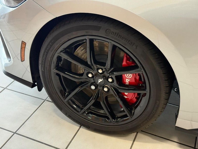 Ford Mustang Vehicle Full-screen Gallery Image 4