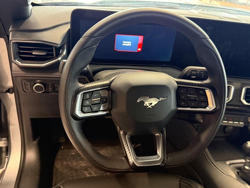 Ford Mustang Vehicle Full-screen Gallery Image 7