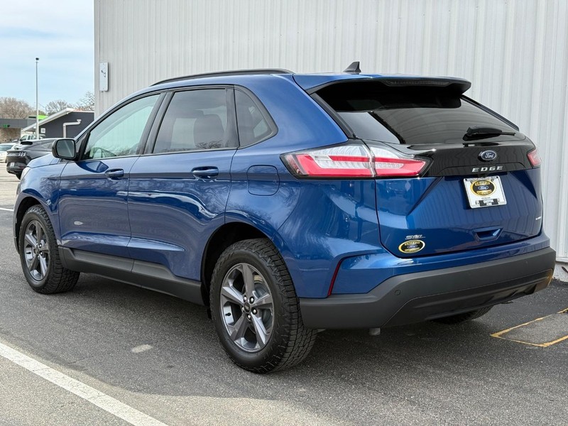 Ford Edge Vehicle Full-screen Gallery Image 03