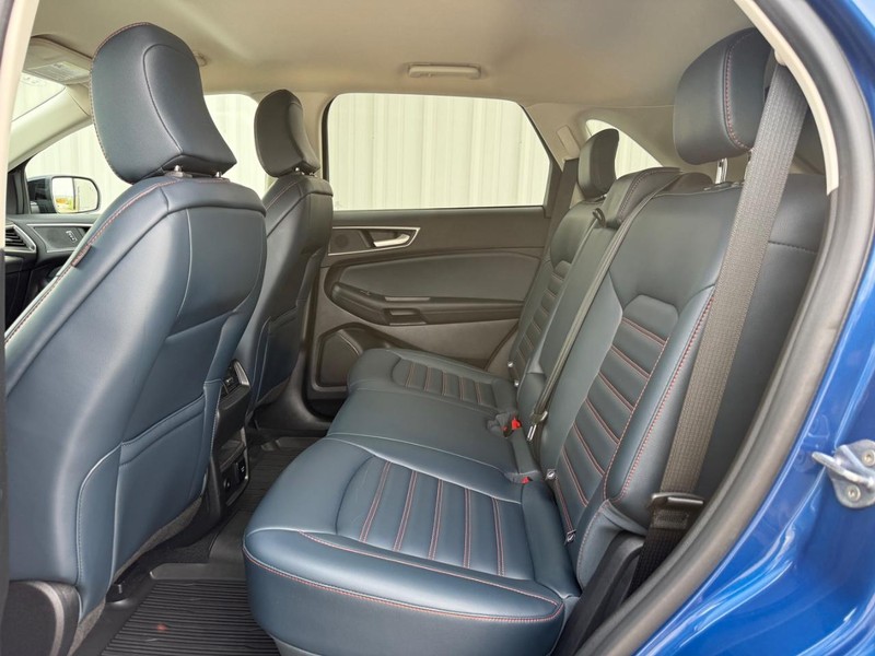 Ford Edge Vehicle Full-screen Gallery Image 10