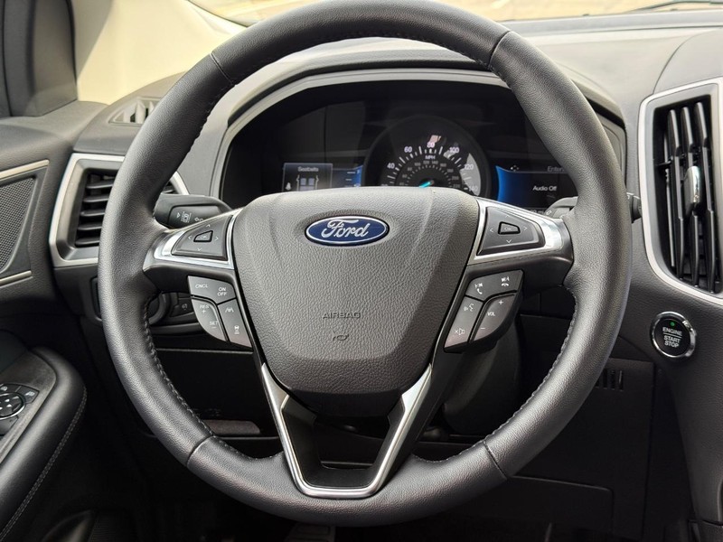 Ford Edge Vehicle Full-screen Gallery Image 11