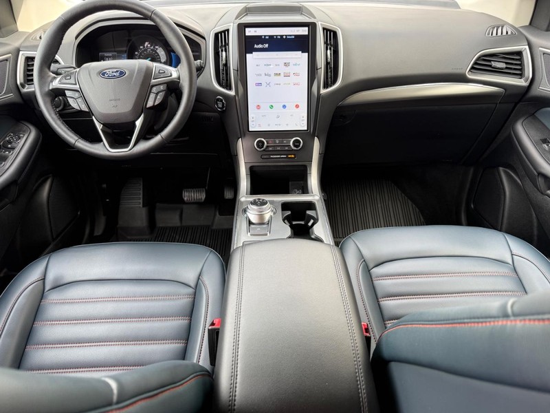 Ford Edge Vehicle Full-screen Gallery Image 12