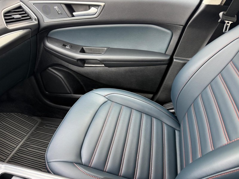 Ford Edge Vehicle Full-screen Gallery Image 21