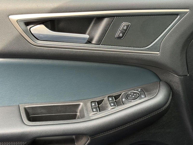 Ford Edge Vehicle Full-screen Gallery Image 23