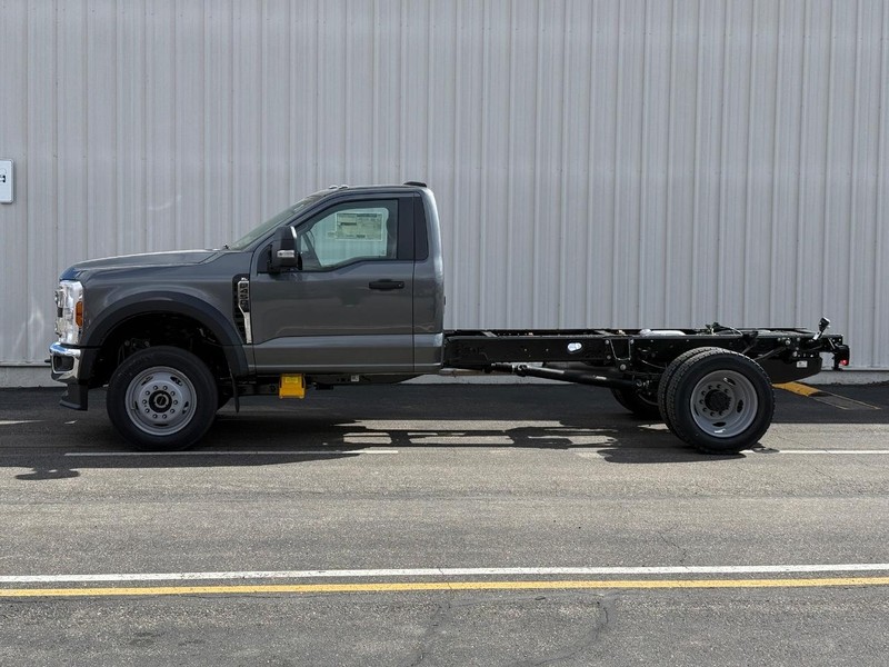 Ford Super Duty F-450 DRW Vehicle Full-screen Gallery Image 2