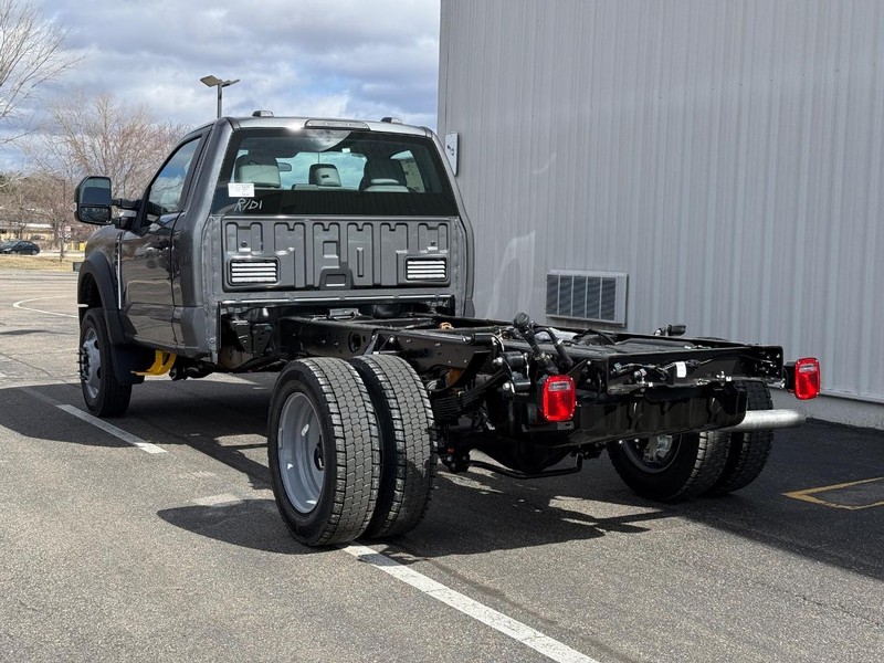 Ford Super Duty F-450 DRW Vehicle Full-screen Gallery Image 3