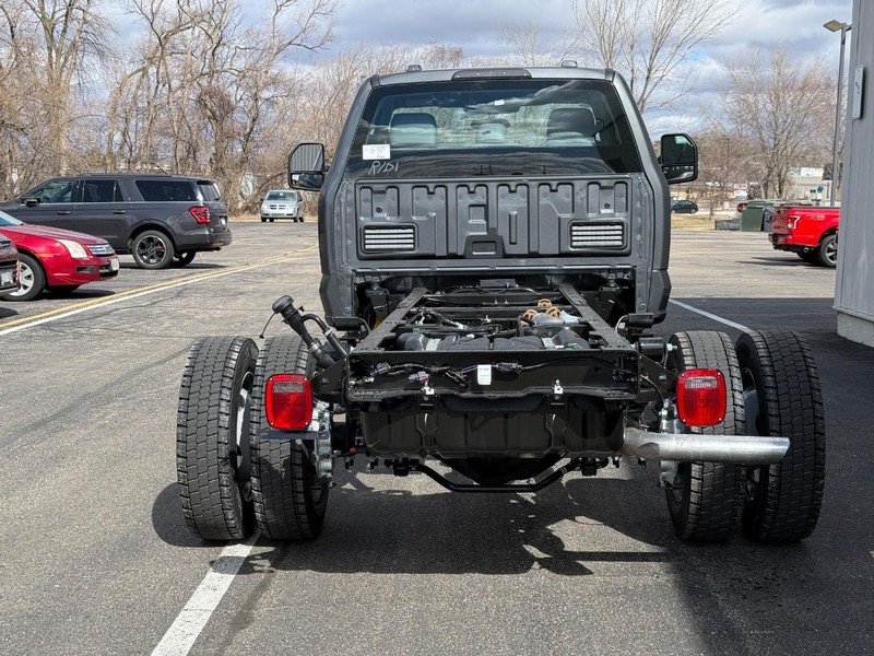 Ford Super Duty F-450 DRW Vehicle Full-screen Gallery Image 4