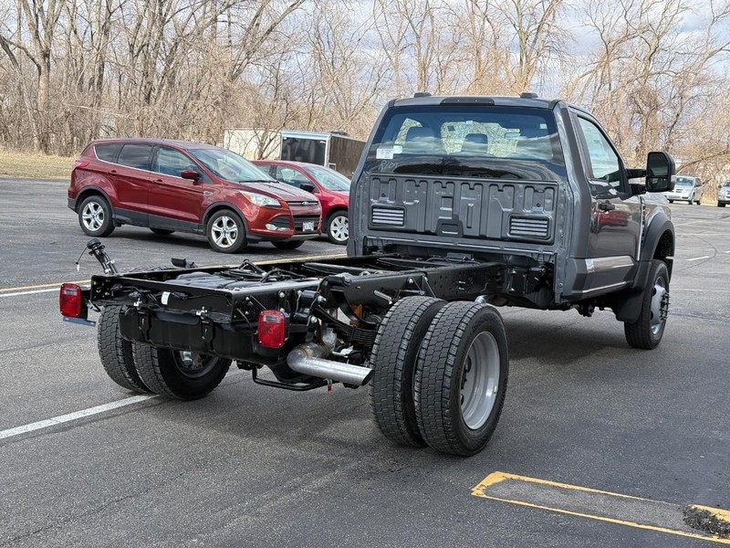 Ford Super Duty F-450 DRW Vehicle Full-screen Gallery Image 5