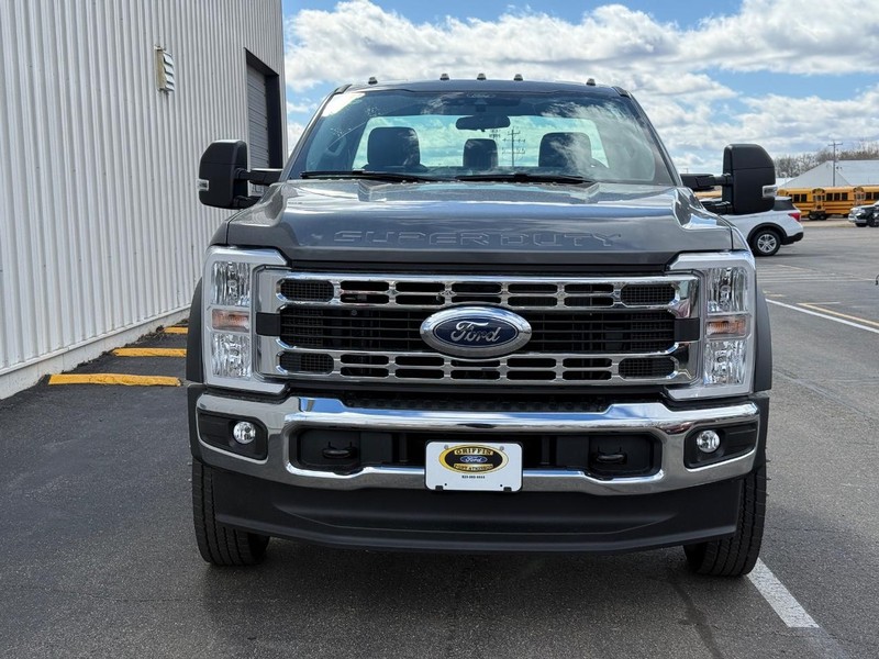 Ford Super Duty F-450 DRW Vehicle Full-screen Gallery Image 7