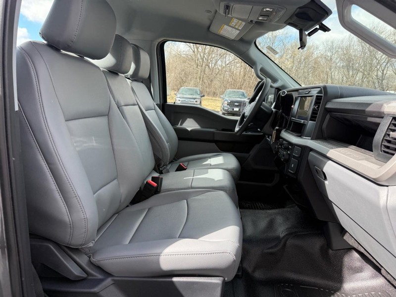 Ford Super Duty F-450 DRW Vehicle Full-screen Gallery Image 8