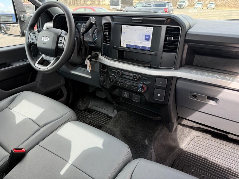 Ford Super Duty F-450 DRW Vehicle Full-screen Gallery Image 9