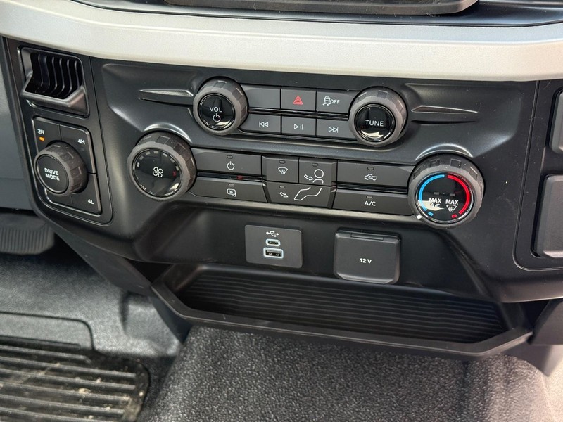 Ford Super Duty F-450 DRW Vehicle Full-screen Gallery Image 11