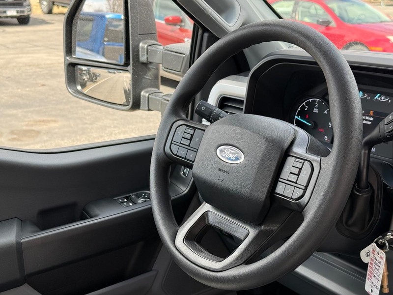 Ford Super Duty F-450 DRW Vehicle Full-screen Gallery Image 12