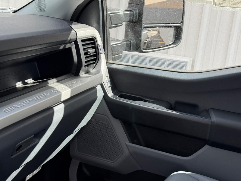 Ford Super Duty F-450 DRW Vehicle Full-screen Gallery Image 13