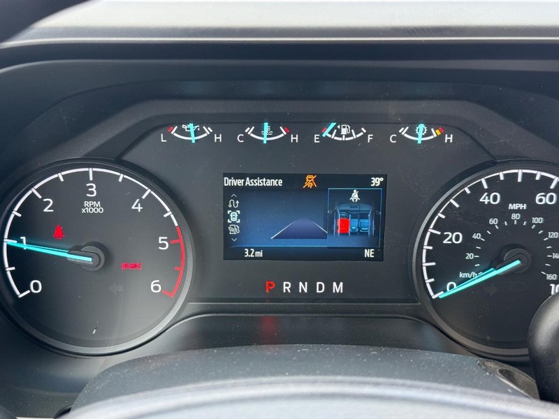 Ford Super Duty F-450 DRW Vehicle Full-screen Gallery Image 16