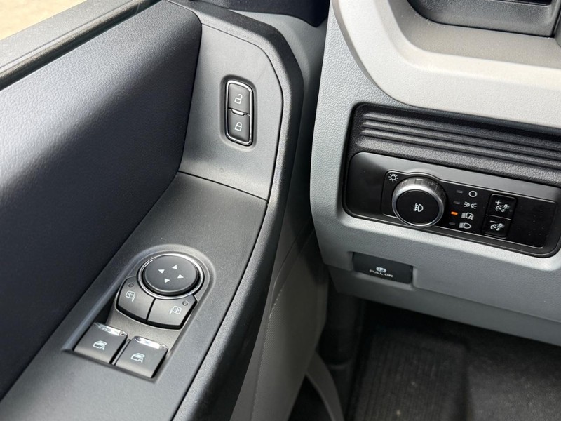 Ford Super Duty F-450 DRW Vehicle Full-screen Gallery Image 17