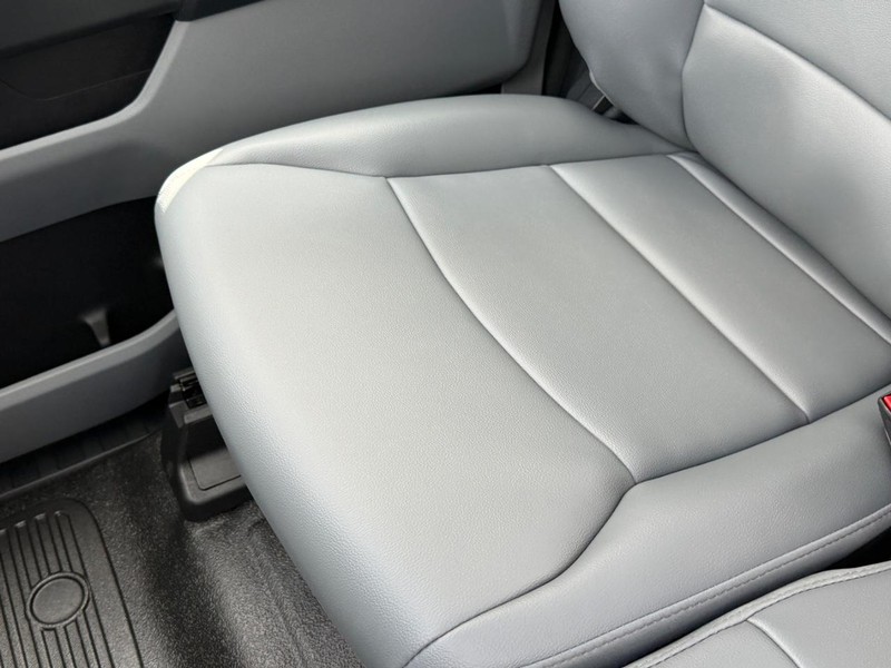 Ford Super Duty F-450 DRW Vehicle Full-screen Gallery Image 18