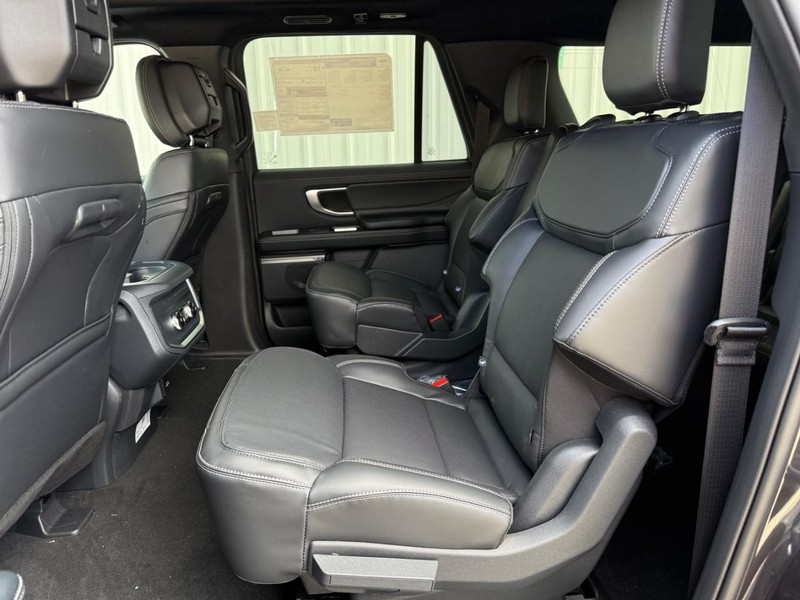 Ford Expedition Max Vehicle Full-screen Gallery Image 9