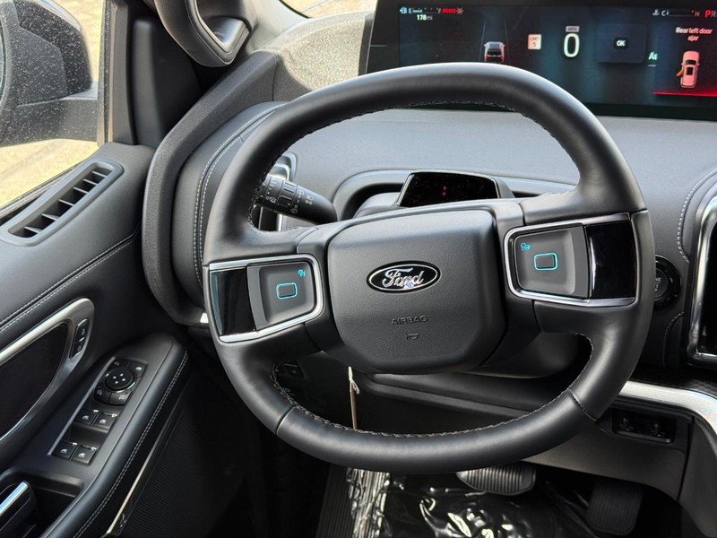Ford Expedition Max Vehicle Full-screen Gallery Image 14