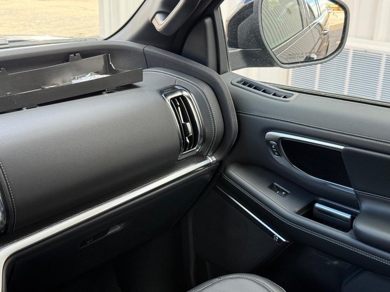 Ford Expedition Max Vehicle Full-screen Gallery Image 15