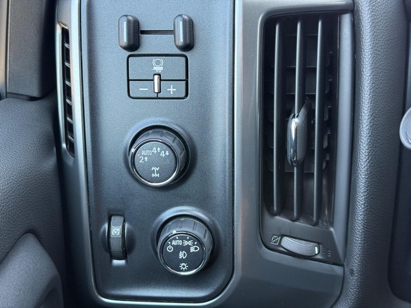 Chevrolet Silverado 1500 Vehicle Full-screen Gallery Image 21