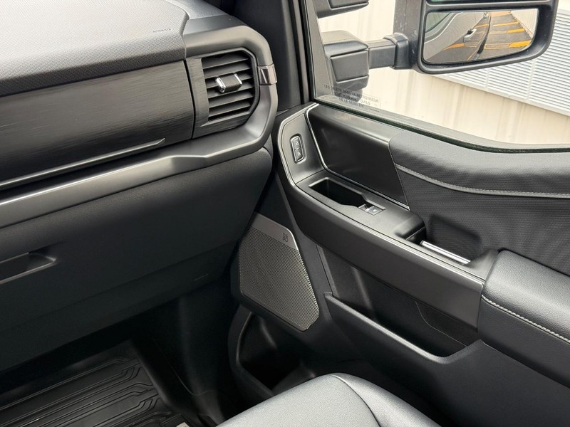 Ford F-150 Vehicle Full-screen Gallery Image 14