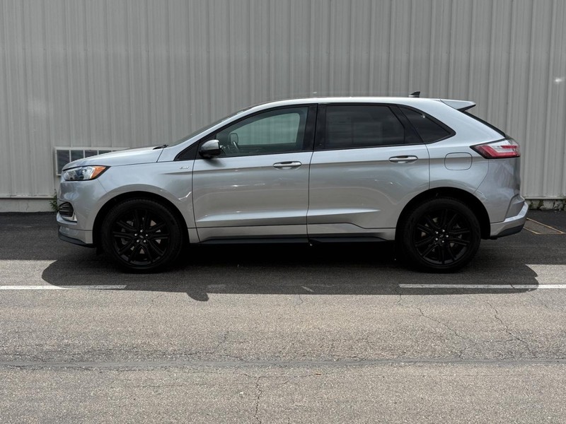 Ford Edge Vehicle Full-screen Gallery Image 2