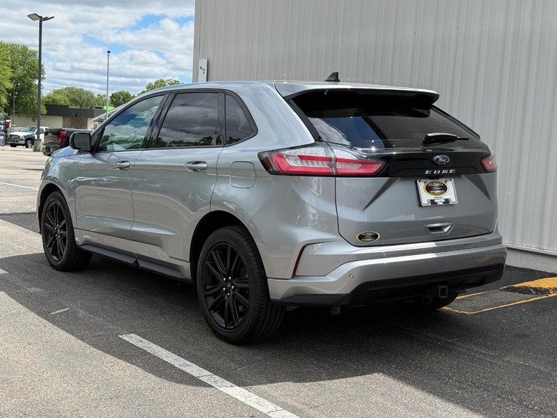 Ford Edge Vehicle Full-screen Gallery Image 3