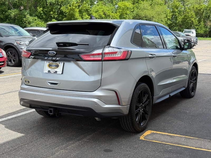 Ford Edge Vehicle Full-screen Gallery Image 6
