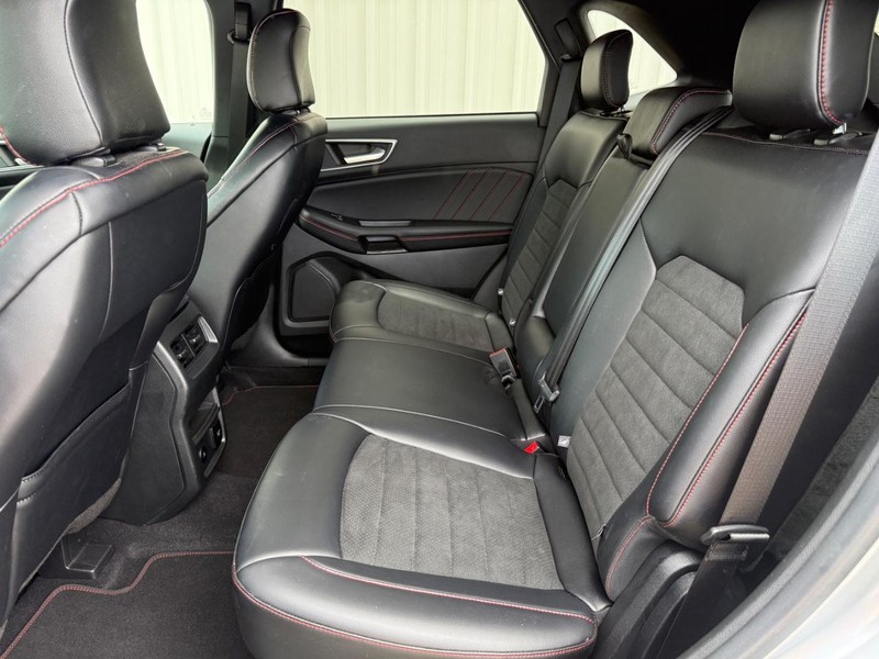 Ford Edge Vehicle Full-screen Gallery Image 9