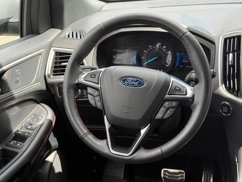 Ford Edge Vehicle Full-screen Gallery Image 13