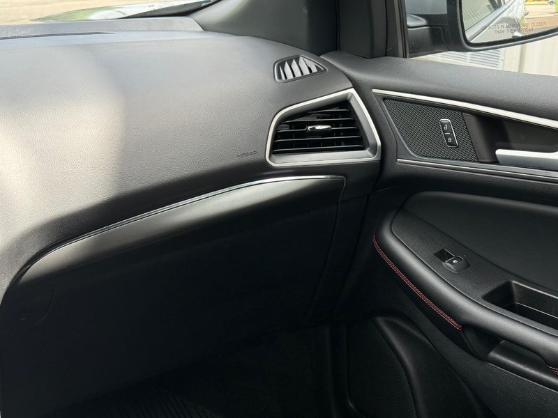 Ford Edge Vehicle Full-screen Gallery Image 14