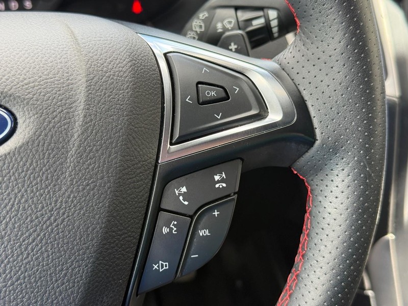 Ford Edge Vehicle Full-screen Gallery Image 16
