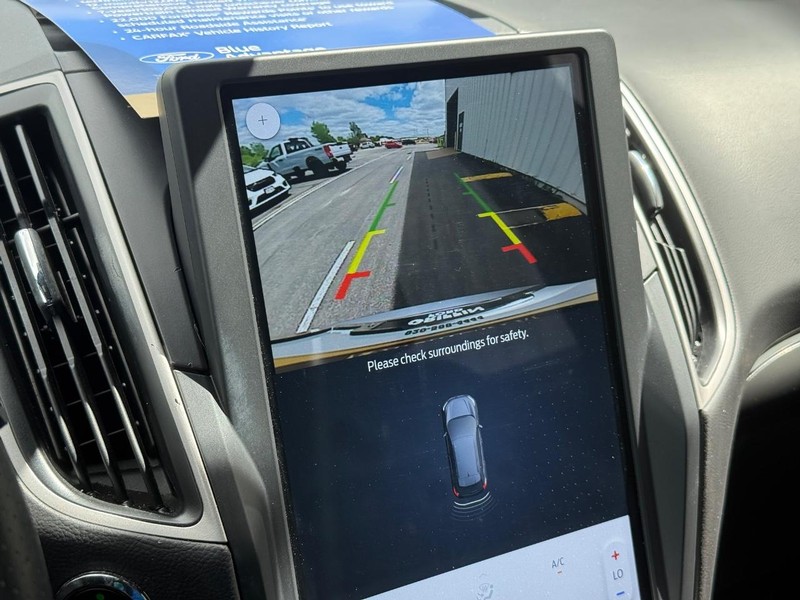 Ford Edge Vehicle Full-screen Gallery Image 18